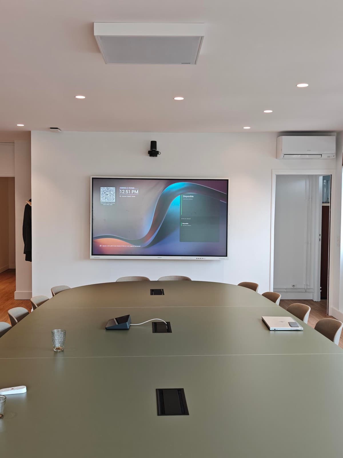 Salle de réunion équipée par EBMD Print & Services : écran interactif, caméra de visioconférence, micro et son au plafond, connectique intégrée à la table